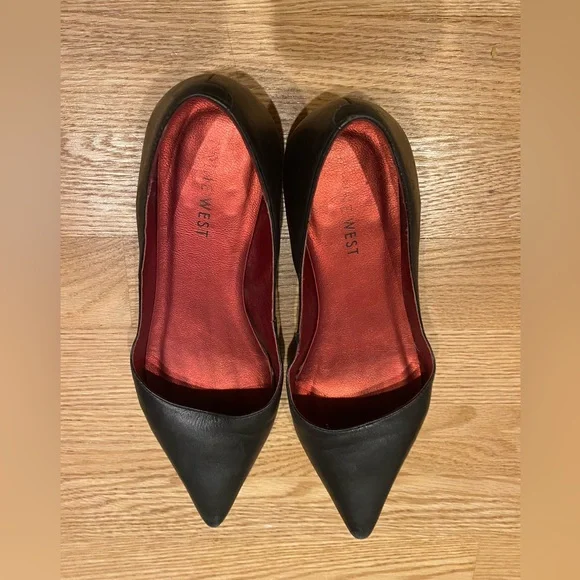 Black Leather Nine West Pointy flats size 6.5 - Picture 2 of 4